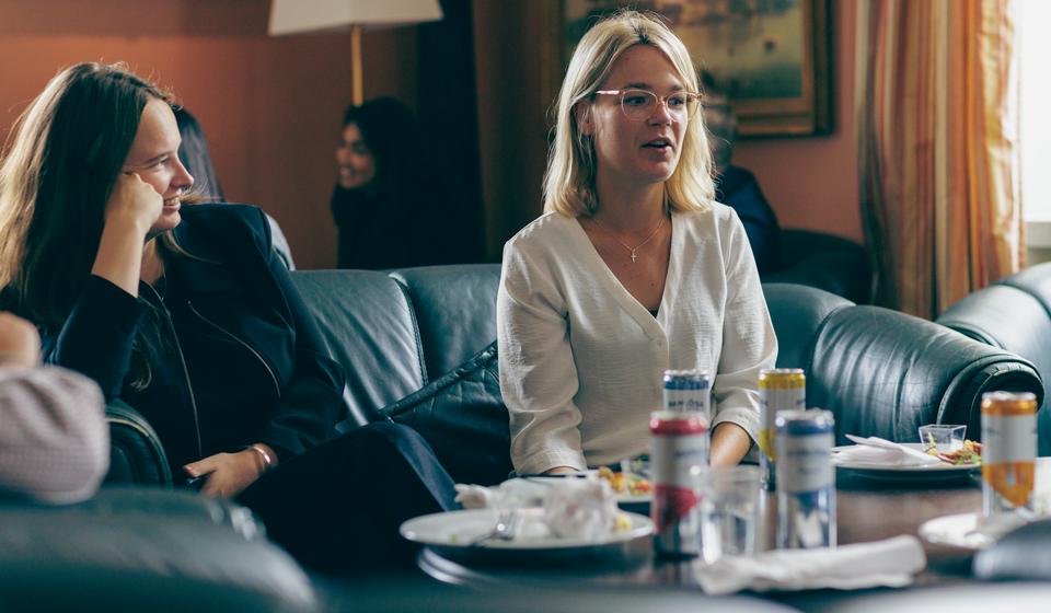 Två kvinnliga studenter i soffan i Mässen.