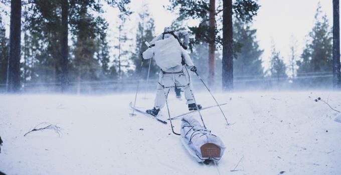Soldater i snödräkt på övning.
