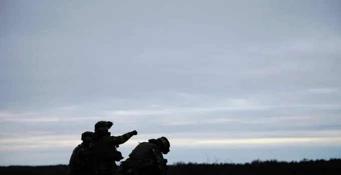 Soldater i skymningen.