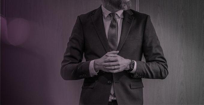 Man i kostym, rosatonad bild.