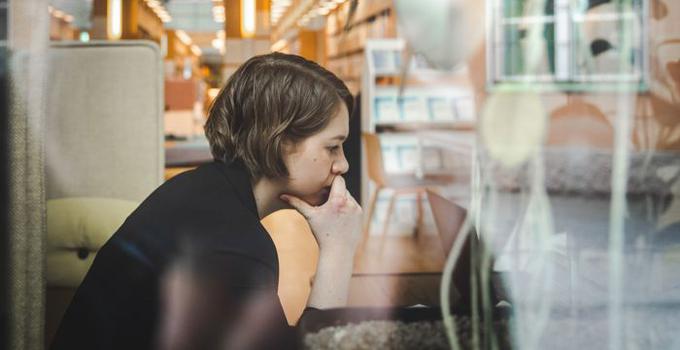 Konstnärlig bild, kvinna tänker.