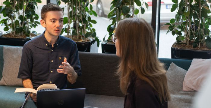 Två studenter studerar tillsammans.