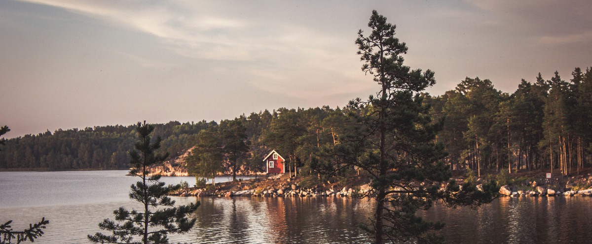 Röd stuga på ön Grinda i Stockholms skärgård. 