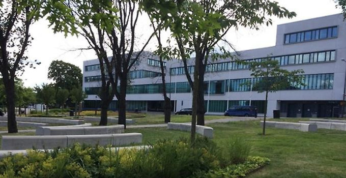 Försvarshögskolan sett från triangelparken.