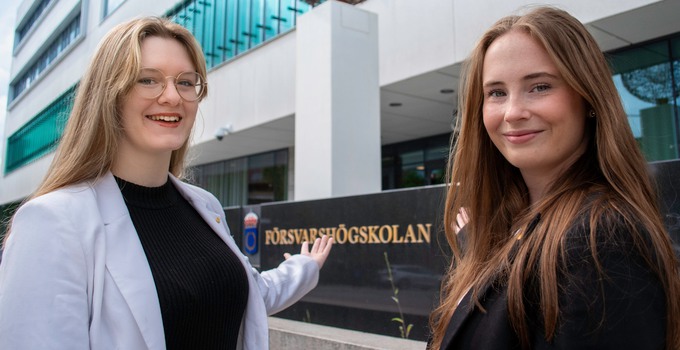 Studenter framför Försvarshögskolan