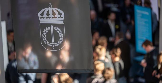 FHS flagga och studenter i bakgrunden
