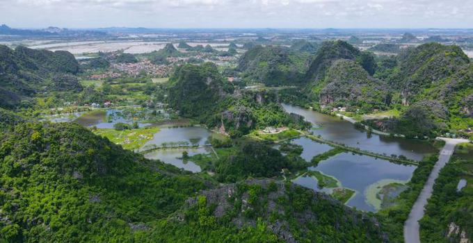 Floder och vattentäckta fält i Vietnam. 