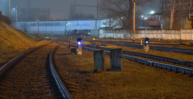 Tåg och tågräls i Kiev, Ukraina. 