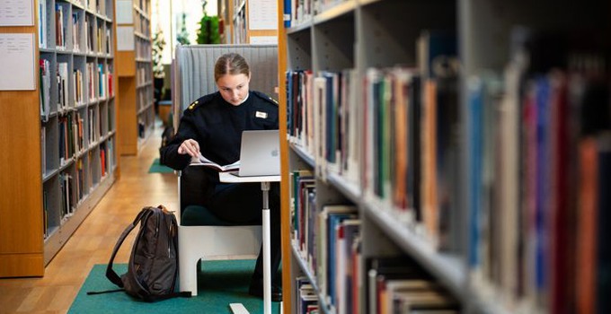 Miljöbild - kadett på Anna Lindh-biblioteket på Försvarshögskolan.