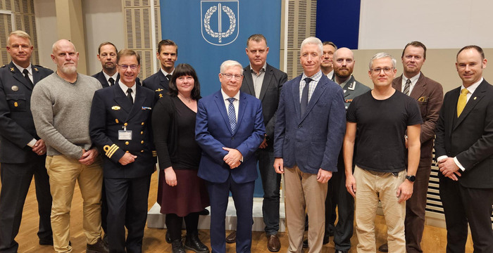 Deltagare i konferens står på rad. 