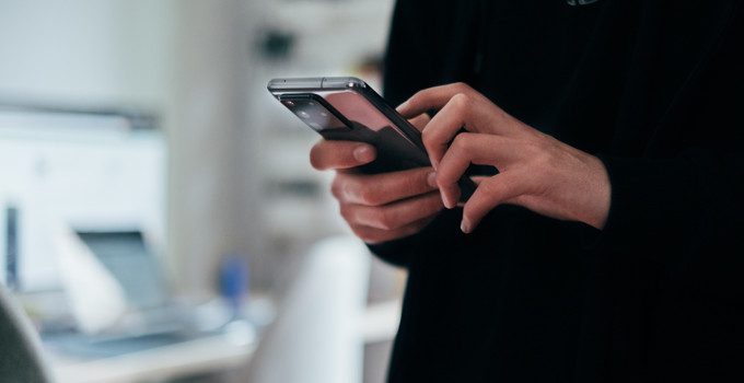 hand håller mobiltelefon