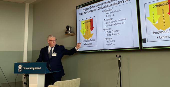 Man som håller i en presentation. 