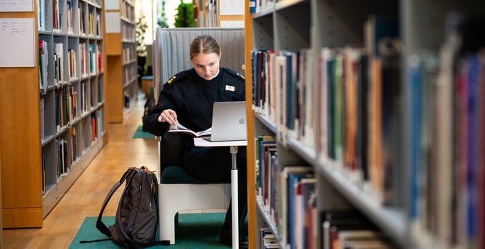 Miljöbild - kadett på Anna Lindh-biblioteket på Försvarshögskolan.