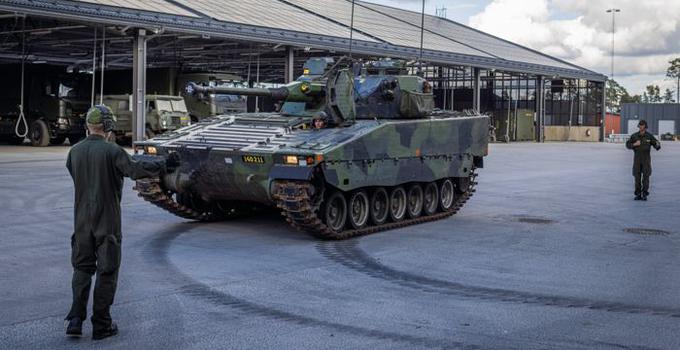 Militärfordon på P18s rgementsområde.