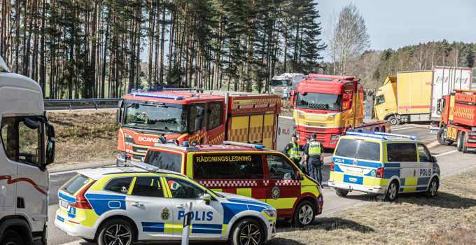 Räddningstjänst, polis och brandkår arbetar vid trafikolycka.