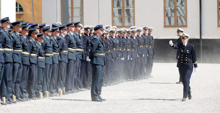 Kadetter utanför Karlbergs slott. 