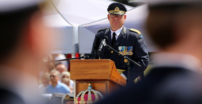 ÖB Michael Claesson i talarstolen. 