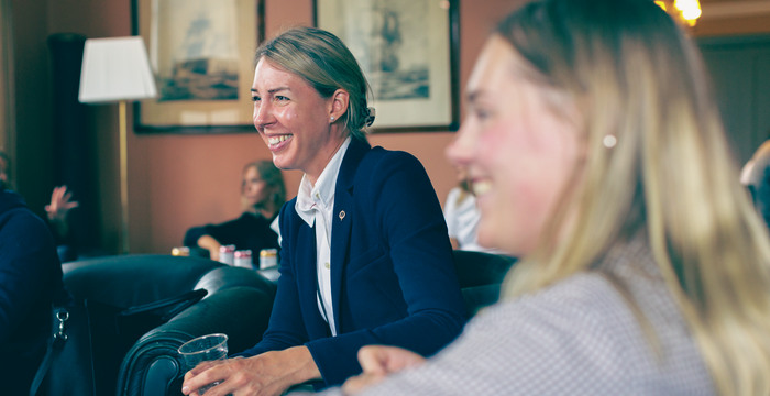 Studenter i mässen.