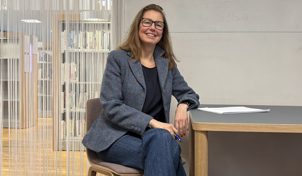 Petra Kjellarson i Studie- och språkverkstadens rum inne i Anna Lindh-biblioteket.