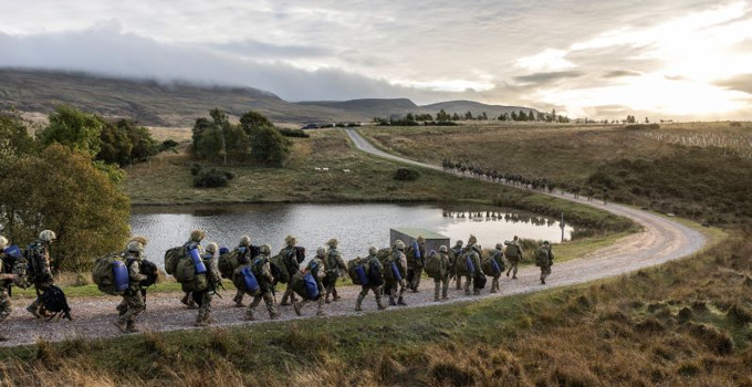 En grupp människor längs en väg.