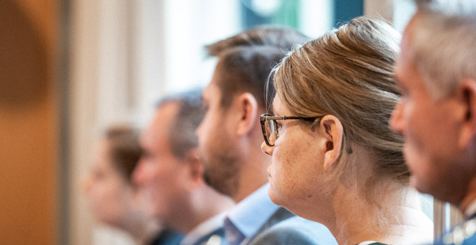 En grupp människor som sitter bredvid varandra.