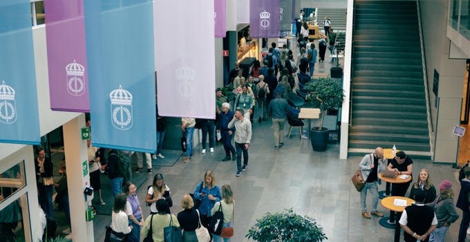 Mingel i lobbyn på öppet hus.