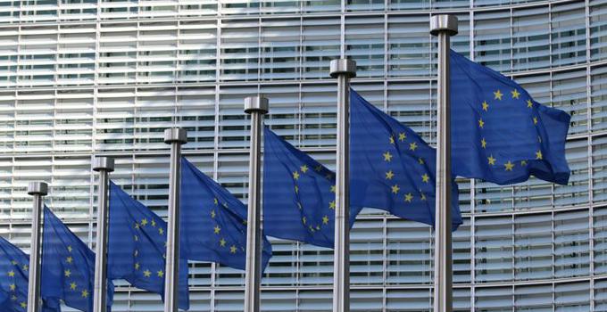 EU-flaggor på rad utanför Berlaymontbyggnaden i Bryssel.fasad. 