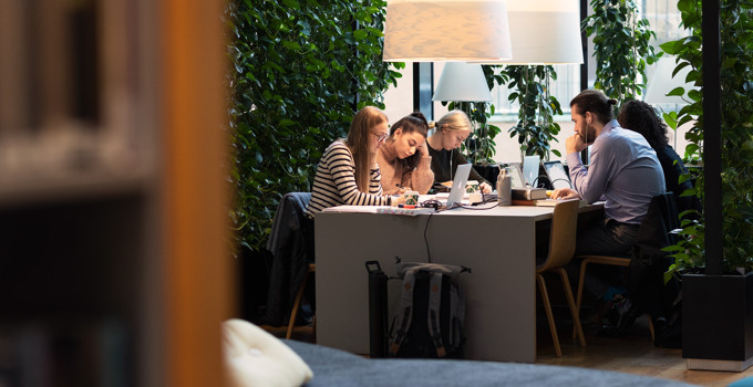Studenter i Anna Lindh-biblioteket.