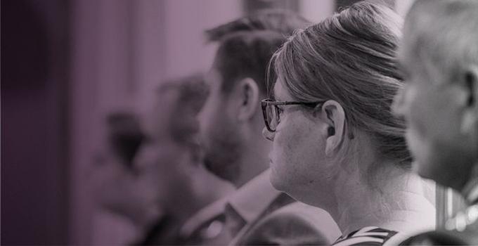 Ansikten i profil, deltagare i utbildning, rosatonad bild.