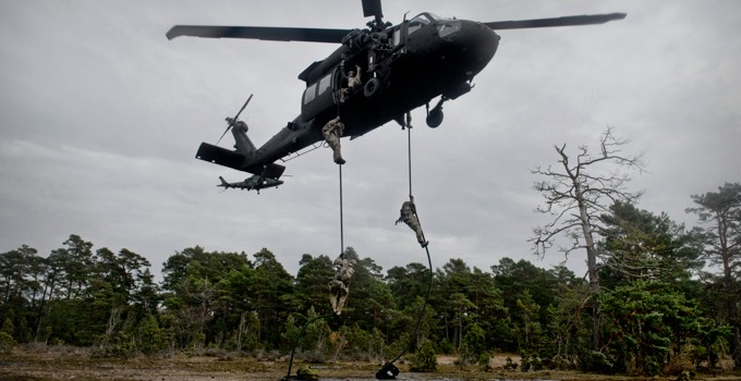 Militärer firar ned sig från helikopter.