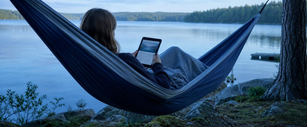 Kvinna i hängmatta med Ipad. Bilden genererad av chatgpt.