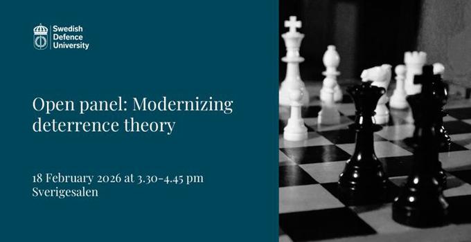 Panelsamtalets titel samt schackpjäser