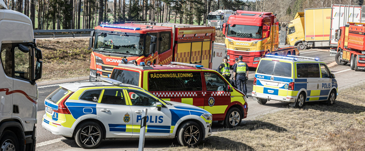 Räddningstjänst, polis och brandkår arbetar vid trafikolycka.
