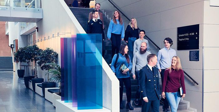 Studenter i trappan.