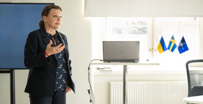 Kvinna håller ett anförande. 