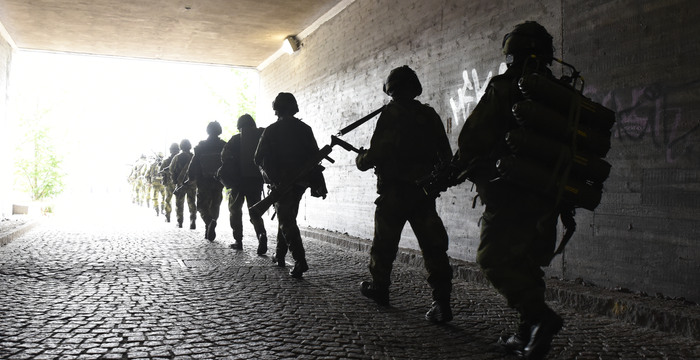 Militärer som går i en tunnel