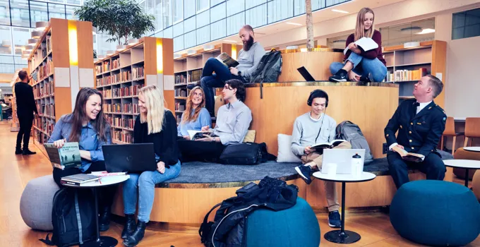 En grupp studerande som sitter i Anna Lindh-biblioteket.