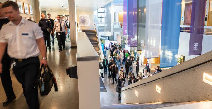 Interiör från trappa i FHS entréhall