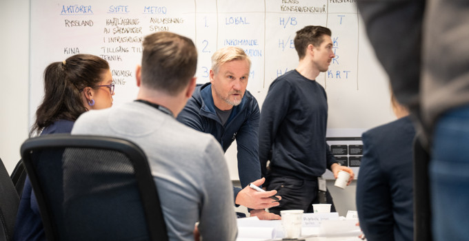 En grupp människor som sitter runt ett bord.
