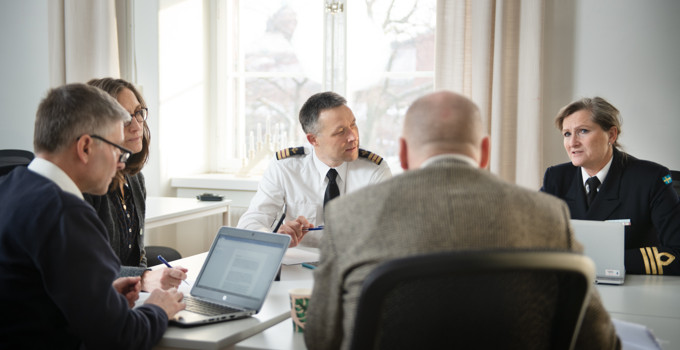 En grupp människor som sitter runt ett bord.