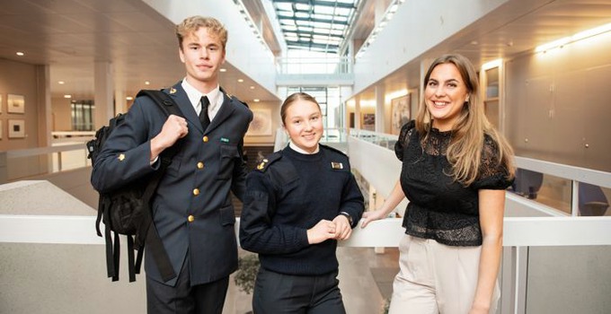 Tre studenter på campus.