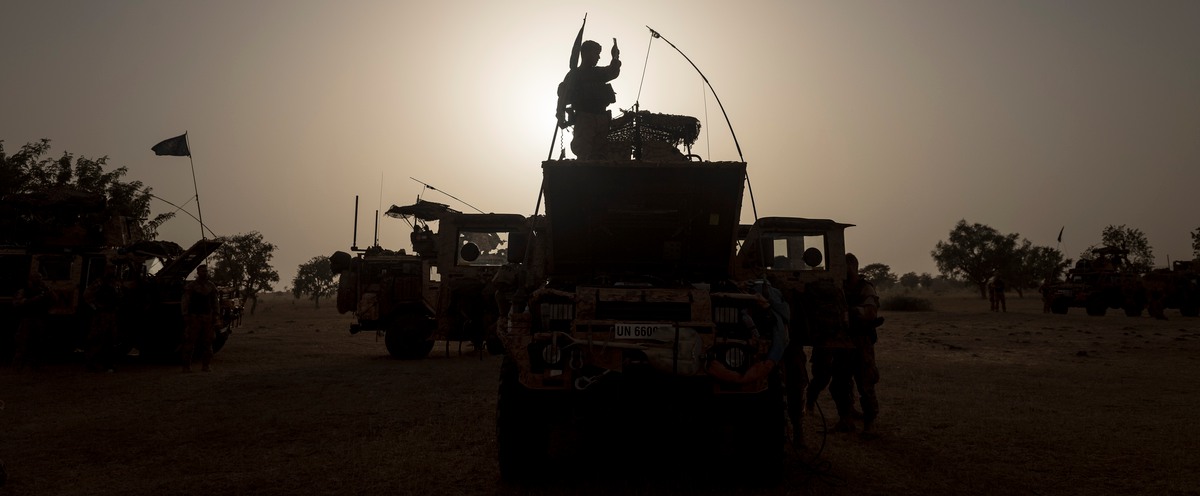 Militära fordon i motljus.