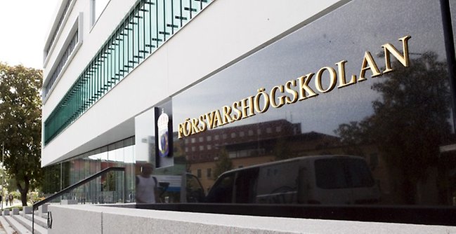 Försvarshögskolans skylt och fasad.