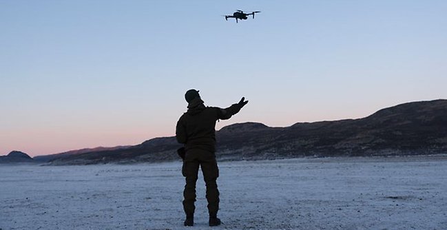 Militär och drönare i ett vinterlandskap