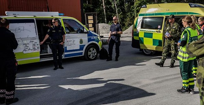 Poliser, ambulanspersonal och Försvarsmakten övar tillsammans.