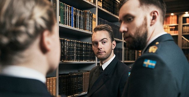 Kadetter i biblioteket på Karlberg