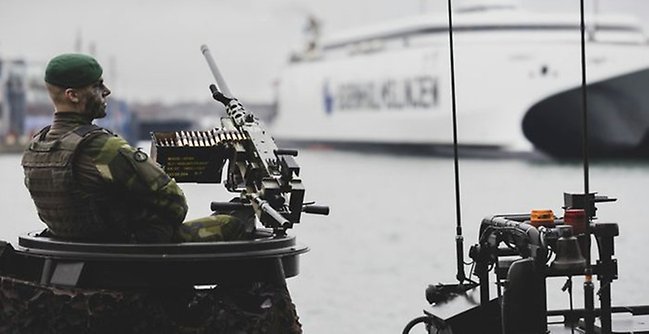 Stridsbåtsskytt bevakar inloppet Ystad hamn.