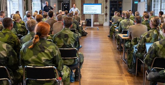 Studenter vid officersprogrammet vid en föreläsning.