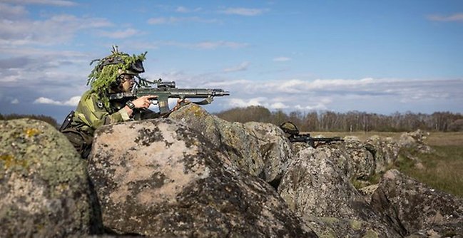 Soldat siktar med ett vapen.