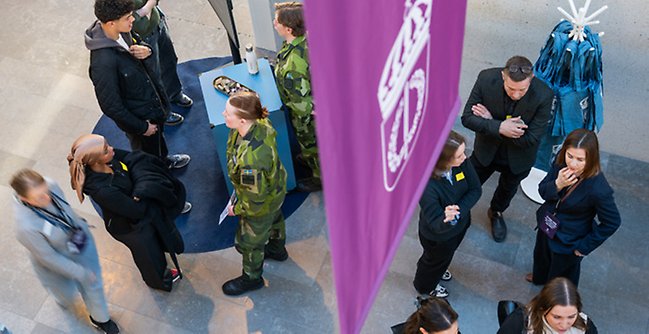 Perspner som pratar med varandra i FHS entré.